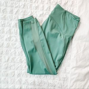 Lulu a Lemon 7/8 Crop Sage Green Legging